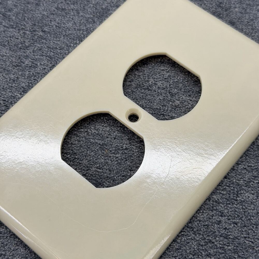 Leviton 1 Gang Ivory Duplex Outlet Receptacle Wall Plate Cover Smooth Standard